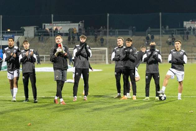 Regionalliga Südwest FSV Frankfurt SV Sandhausen, 21 11 2025 Yanis Outman SV Sandhausen 17 Arthur Lyska SV Sandhausen 1 and other players in front of the visitors block in Frankfurt, FSV Frankfurt SV Sandhausen, Frankfurt, PSD Bank Arena, 21 11 2025 Copyright: xBEAUTIFULxSPORTS Gawlikx