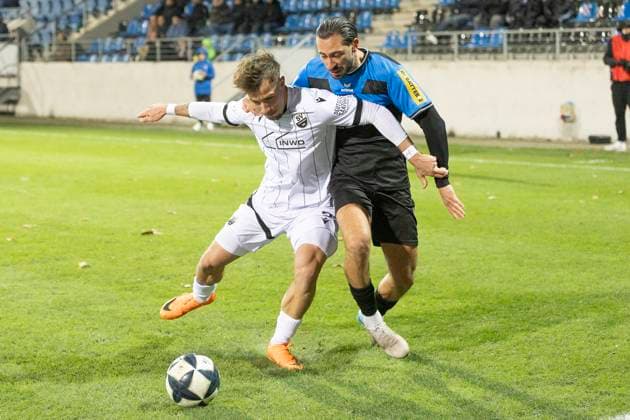 Regionalliga Südwest FSV Frankfurt SV Sandhausen, 21 11 2025 Louis Kolbe SV Sandhausen 3 Giorgio del Vecchio FSV Frankfurt 8 fight for the ball, FSV Frankfurt SV Sandhausen, Frankfurt, PSD Bank Arena, 21 11 2025 Copyright: xBEAUTIFULxSPORTS Gawlikx