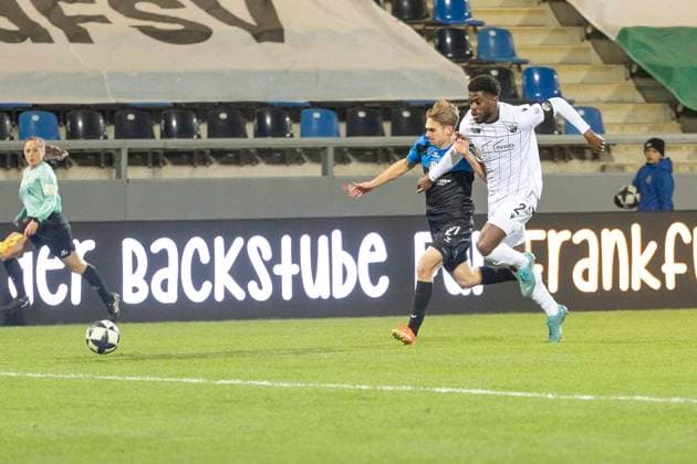 Regionalliga Südwest FSV Frankfurt SV Sandhausen, 21 11 2025 Timo Hildmann FSV Frankfurt 21 Kwabe Schulz SV Sandhausen 2 in a running duel with the ball, FSV Frankfurt SV Sandhausen, Frankfurt, PSD Bank Arena, 21 11 2025 Copyright: xBEAUTIFULxSPORTS Gawlikx