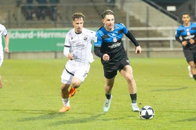 Regionalliga Südwest FSV Frankfurt SV Sandhausen, 21 11 2025 Cas Peters FSV Frankfurt 10 Kwabe Schulz SV Sandhausen 2 , FSV Frankfurt SV Sandhausen, Frankfurt, PSD Bank Arena, 21 11 2025 Copyright: xBEAUTIFULxSPORTS Gawlikx
