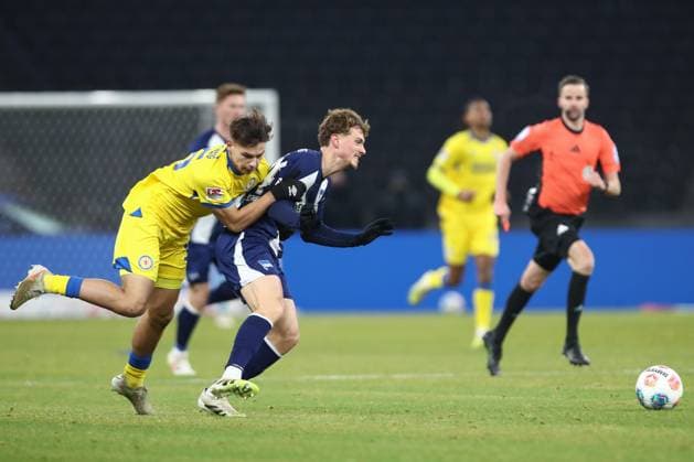 21 11 2025, xtgx, Football 2 Bundesliga, Hertha BSC Berlin Eintracht Braunschweig emspor, v l Max Marie Braunschweig, 15 , Maurice Krattenmacher Hertha, 14 duel, duel, fight, tackle DFL DFB REGULATIONS PROHIBIT ANY USE OF PHOTOGRAPHS as IMAGE SEQUENCES and or QUASI VIDEO Berlin