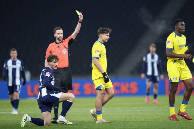 21 11 2025, xtgx, Fußball 2 Bundesliga, Hertha BSC Berlin Eintracht Braunschweig emspor, v l Max Marie Braunschweig, 15 Gelbe Karte, yellow card DFL DFB REGULATIONS PROHIBIT ANY USE OF PHOTOGRAPHS as IMAGE SEQUENCES and or QUASI VIDEO Berlin