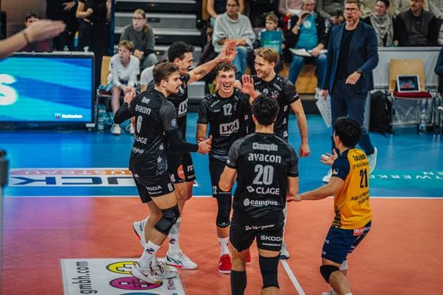 Volleyball mens season 2025 2026 Volleyball Bundesliga main round SWD powervolleys Düren vs SVG Lüneburg 21 11 2025 The SVG Lüneburg team celebrates