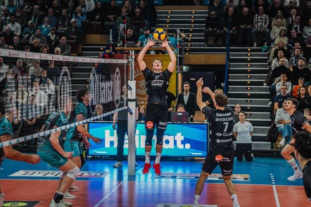Volleyball mens season 2025 2026 Volleyball Bundesliga main round SWD powervolleys Düren vs SVG Lüneburg 21 11 2025 Santeri Välimaa 12 SVG Lüneburg plays the ball to