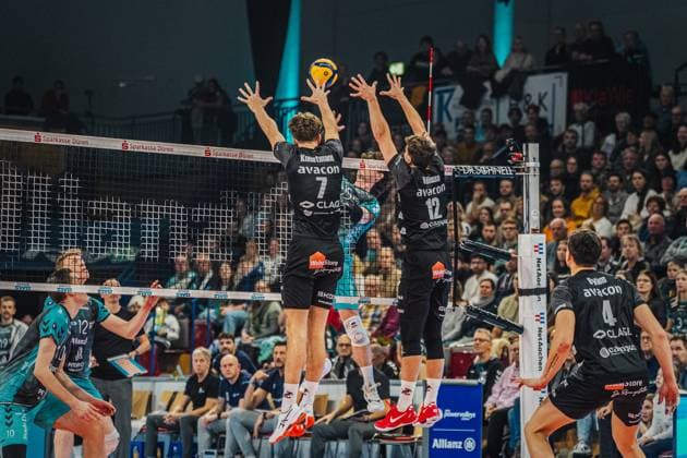 Volleyball mens season 2025 2026 Volleyball Bundesliga main round SWD powervolleys Düren vs SVG Lüneburg 21 11 2025 Sjors Tijhuis 5 SWD powervolleys Düren against the block of Joscha Kunstmann 7 SVG Lüneburg and Santeri Välimaa 12 SVG Lüneburg