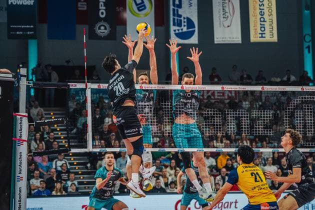 Volleyball mens season 2025 2026 Volleyball Bundesliga main round SWD powervolleys Düren vs SVG Lüneburg 21 11 2025 Ethan Champlin 20 SVG Lüneburg against the block of Jordan Canham 7 SWD powervolleys Düren and Petteri Tyynismaa 10 SWD powervolleys Düren