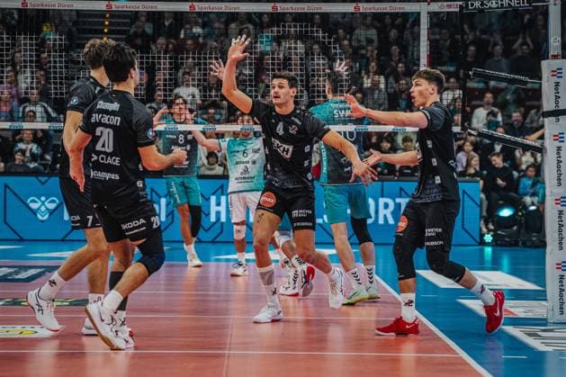 Volleyball mens season 2025 2026 Volleyball Bundesliga main round SWD powervolleys Düren vs SVG Lüneburg 21 11 2025 The SVG Lüneburg team celebrates