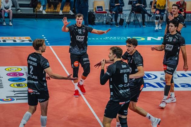 Volleyball mens season 2025 2026 Volleyball Bundesliga main round SWD powervolleys Düren vs SVG Lüneburg 21 11 2025 The SVG Lüneburg team celebrates