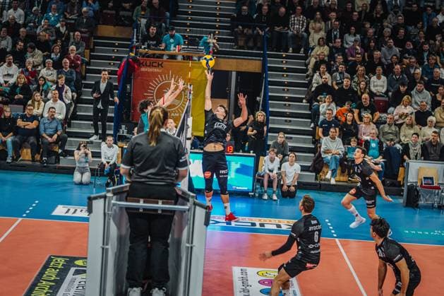 Volleyball mens season 2025 2026 Volleyball Bundesliga main round SWD powervolleys Düren vs SVG Lüneburg 21 11 2025 Santeri Välimaa 12 SVG Lüneburg saves your ball one-handed over the net