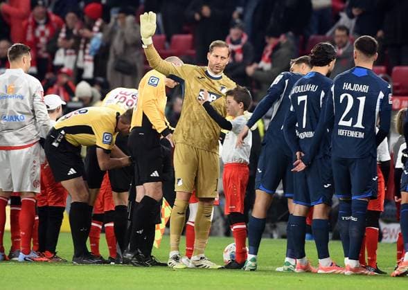 21 11 2025, xhbx, Soccer 1 Bundesliga, FSV Mainz 05 TSG Hoffenheim v l Oliver Baumann TSG 1899 Hoffenheim DFL DFB REGULATIONS PROHIBIT ANY USE OF PHOTOGRAPHS as IMAGE SEQUENCES and or QUASI VIDEO Mainz