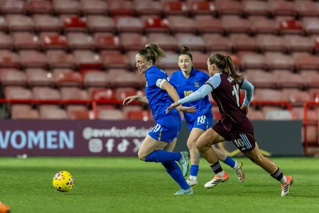 Aston Villa Women v Birmingham City Women Subway Women s League Cup 21 11 2025. Birmingham City Women midfielder Chelsea Cornet (19) runs forward with ball during the Subway Women s League Cup match between Aston Villa Women and Birmingham City Women at the Banks s Stadium, Walsall, England on 21 November 2025. Editorial use only DataCo restrictions apply See www.football-dataco.com , Copyright: xManjitxNarotrax PSI-23233-0004