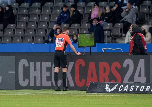 Soccer, Men, Season 2025 2026, 2 Bundesliga 13 Matchday , Hertha BSC Eintracht Braunschweig, Referee Michael Bacher takes back the penalty for Braunschweig after video evidence, 21 11 2025, Copyright: xSebastianxRäppold MatthiasxKochx