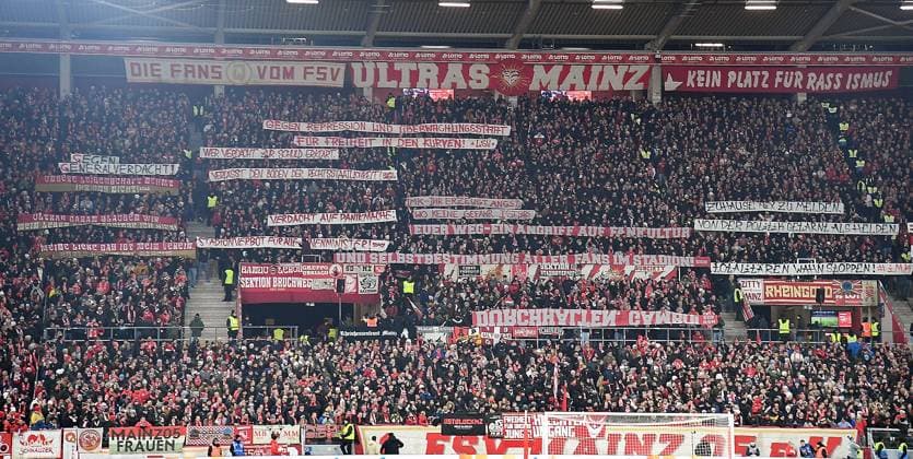 21 11 2025, xhbx, Soccer 1 Bundesliga, FSV Mainz 05 TSG Hoffenheim v l Fans, Mood, Scarves, Flag, Banner of FSV Mainz 05 DFL DFB REGULATIONS PROHIBIT ANY USE OF PHOTOGRAPHS as IMAGE SEQUENCES and or QUASI VIDEO Mainz