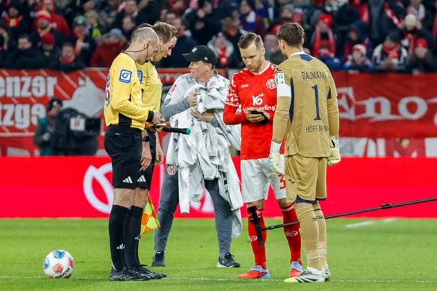 Place selection, Silvan Widmer 1 FSV Mainz, 30 and Oliver Baumann TSG Hoffenheim, 01 , Germany, Football, 1 Bundesliga, 11 Matchday, 2025 2026, 1 FSV Mainz vs TSG 1899 Hoffenheim, 21 11 2025, Mewa Arena, Mainz, Germany Mainz Mewa Arena Rheinland Pfalz Germany Copyright: xGrantxHubbsx