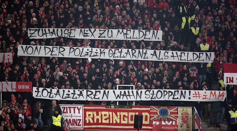 21 11 2025, xhbx, Soccer 1 Bundesliga, FSV Mainz 05 TSG Hoffenheim v l Fans, Mood, Scarves, Flag, Banner of FSV Mainz 05 DFL DFB REGULATIONS PROHIBIT ANY USE OF PHOTOGRAPHS as IMAGE SEQUENCES and or QUASI VIDEO Mainz