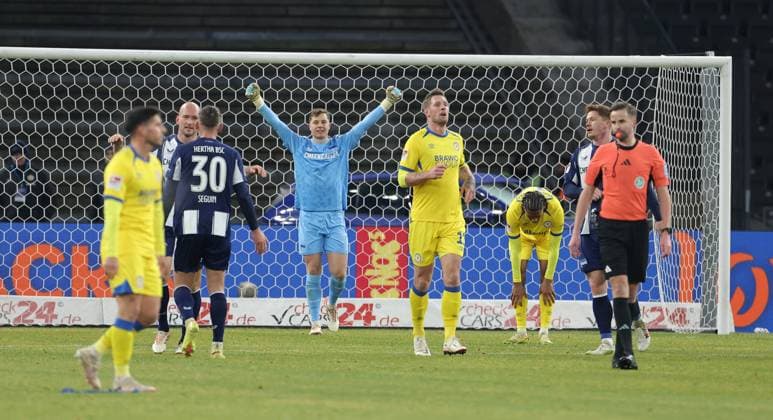 Goalkeeper Tjark Ernst, Hertha cheers after the end of the match Joy Emotion Cheering Sport Soccer Football DFL 2 Bundesliga Men 13 Matchday Season 2025 2026 21 11 2025 Hertha BSC Berlin vs Eintracht Braunschweig BTSV DFL regulations prohibit any use of photographs as image sequences and or quasi video
