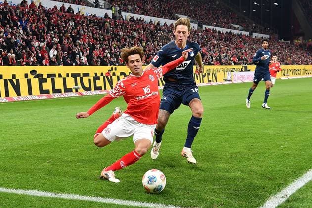21 11 2025, xhbx, Soccer 1 Bundesliga, FSV Mainz 05 TSG Hoffenheim v l Kaishu Sano FSV Mainz 05 , Wouter Burger TSG 1899 Hoffenheim DFL DFB REGULATIONS PROHIBIT ANY USE OF PHOTOGRAPHS as IMAGE SEQUENCES and or QUASI VIDEO Mainz
