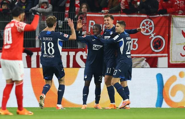 21 11 2025, Soccer Bundesliga, 1 FSV Mainz 05 TSG 1899 Hoffenheim, emonline, emspor, v l , Goal celebration, celebrate the goal DFL DFB REGULATIONS PROHIBIT ANY USE OF PHOTOGRAPHS AS IMAGE SEQUENCES AND OR QUASI VIDEO xdcx Copyright: HMBxMedia Claus