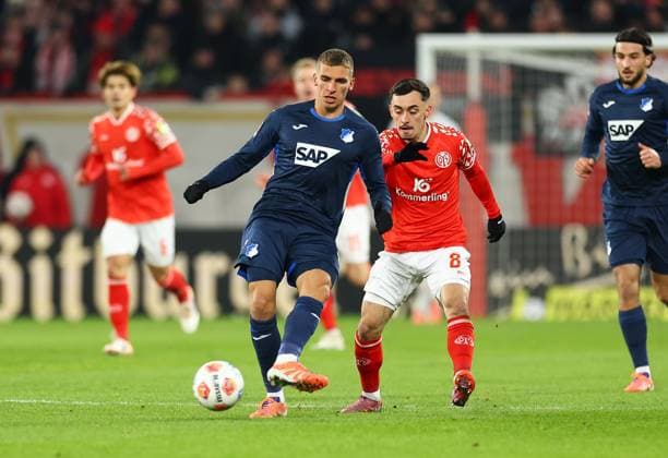 21 11 2025, Soccer Bundesliga, 1 FSV Mainz 05 TSG 1899 Hoffenheim, emonline, emspor, v l , Grischa Prömel TSG 1899 Hoffenheim , Paul Nebel FSV Mainz 05 DFL DFB REGULATIONS PROHIBIT ANY USE OF PHOTOGRAPHS AS IMAGE SEQUENCES AND OR QUASI VIDEO xdcx Copyright: HMBxMedia Claus