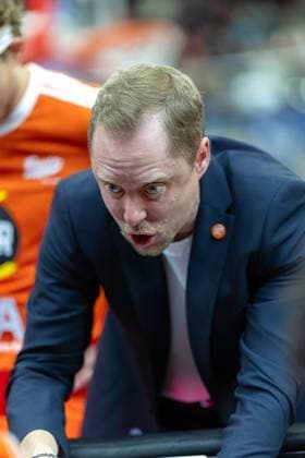 Christian Held RASTA Vechta, Head Coach , GER, Rostock Seawolves vs RASTA Vechta, easycredit BBL, Basketball, Bundesliga, Matchday 8, Season 2025 2026, 21 11 2025 GER, Rostock Seawolves vs RASTA Vechta, easycredit BBL, Basketball, Bundesliga, Matchday 8, Season 2025 2026, 21 11 2025 Rostock Copyright: xEibner-Pressefoto DenverxEhrlichx EP_DEH