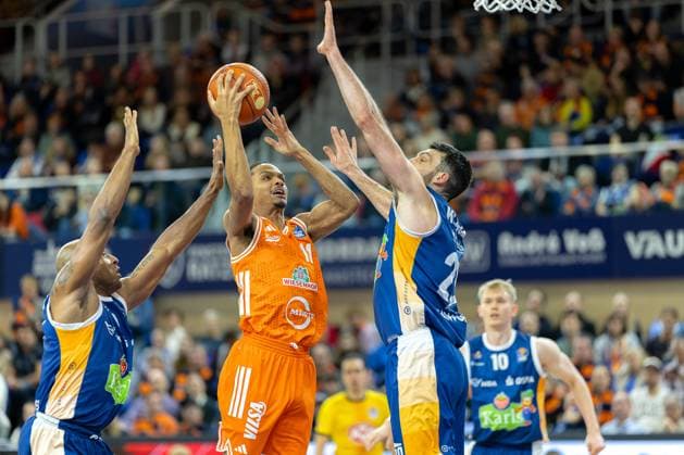 Alonzo Verge Jr. (RASTA Vechta, 11), DeAndre Lansdowne (ROSTOCK SEAWOLVES, 09), Owen Klassen (ROSTOCK SEAWOLVES, 29) GER, Rostock Seawolves vs. RASTA Vechta, easycredit BBL, Basketball, Bundesliga, 8. Spieltag, Spielzeit 2025 2026, 21.11.2025. GER, Rostock Seawolves vs. RASTA Vechta, easycredit BBL, Basketball, Bundesliga, 8. Spieltag, Spielzeit 2025 2026, 21.11.2025 Rostock *** Alonzo Verge Jr RASTA Vechta, 11 , DeAndre Lansdowne ROSTOCK SEAWOLVES, 09 , Owen Klassen ROSTOCK SEAWOLVES, 29 GER, Rostock Seawolves vs RASTA Vechta, easycredit BBL, Basketball, Bundesliga, 8 Matchday, Season 2025 2026, 21 11 2025 GER, Rostock Seawolves vs RASTA Vechta, easycredit BBL, Basketball, Bundesliga, 8 Matchday, Season 2025 2026, 21 11 2025 Rostock Copyright: xEibner-Pressefoto DenverxEhrlichx EP_DEH