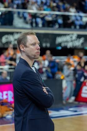 Christian Held RASTA Vechta, Head Coach , GER, Rostock Seawolves vs RASTA Vechta, easycredit BBL, Basketball, Bundesliga, Matchday 8, Season 2025 2026, 21 11 2025 GER, Rostock Seawolves vs RASTA Vechta, easycredit BBL, Basketball, Bundesliga, Matchday 8, Season 2025 2026, 21 11 2025 Rostock Copyright: xEibner-Pressefoto DenverxEhrlichx EP_DEH