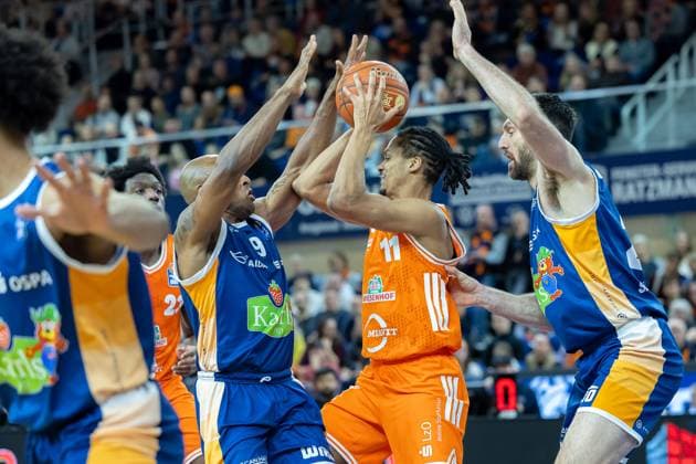Alonzo Verge Jr RASTA Vechta, 11 , DeAndre Lansdowne ROSTOCK SEAWOLVES, 09 , Owen Klassen ROSTOCK SEAWOLVES, 29 GER, Rostock Seawolves vs RASTA Vechta, easycredit BBL, Basketball, Bundesliga, 8 Matchday, Season 2025 2026, 21 11 2025 GER, Rostock Seawolves vs RASTA Vechta, easycredit BBL, Basketball, Bundesliga, 8 Matchday, Season 2025 2026, 21 11 2025 Rostock Copyright: xEibner-Pressefoto DenverxEhrlichx EP_DEH
