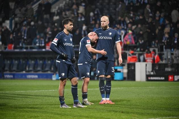 Gerrit Holtmann VfL Bochum , Maximilian Wittek VfL Bochum , Philipp Hofmann VfL Bochum , from left , after the final whistle 21 11 2025, Soccer 2 Bundesliga, Season 2025 2026, Matchday 13, VfL Bochum Dynamo Dresden DFL regulations prohibit any use of photographs as image sequences and or quasi video Bochum Vonovia Ruhrstadion Nordrhein Westfalen Germany Team2