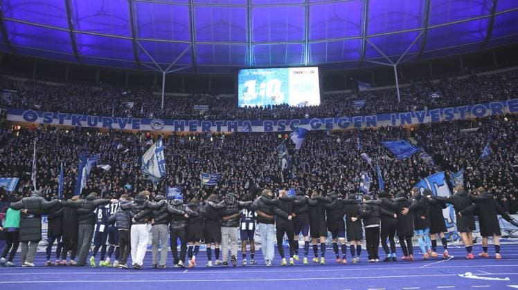 Hertha team cheers after the end of the match in front of the fans Joy Emotion Cheering Sport Football Soccer DFL 2 Bundesliga Men 13 Matchday Season 2025 2026 21 11 2025 Hertha BSC Berlin vs Eintracht Braunschweig BTSV DFL regulations prohibit any use of photographs as image sequences and or quasi video