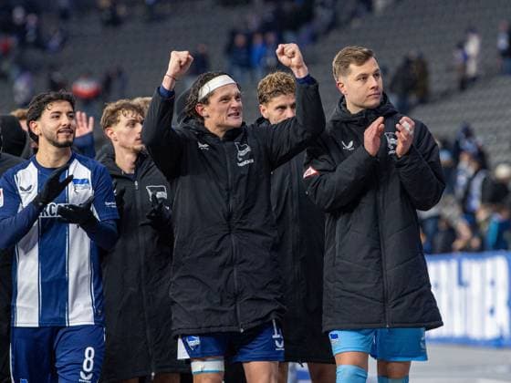 Soccer, Men, Season 2025 2026, 2 Bundesliga 13 Matchday , Hertha BSC Eintracht Braunschweig, f l Kevin Sessa Hertha BSC , Fabian Reese Hertha BSC , Goalkeeper Tjark Ernst Hertha BSC , Cheering after the final whistle, 21 11 2025, Copyright: xSebastianxRäppold MatthiasxKochx