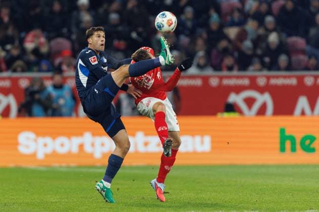 Robin Hranac TSG Hoffenheim in duel with Silvan Dominic Widmer FSV Mainz 05 , FSV Mainz 05 vs TSG Hoffenheim, Football, 1 Bundesliga, Matchday 11, Season 2025 2026, 21 11 2025 DFB regulations prohibit any use of photographs as image sequences and or quasi video FSV Mainz 05 vs TSG Hoffenheim, Football, 1 Bundesliga, Matchday 11, Season 2025 2026, 21 11 2025 Copyright: xEibner-Pressefoto AlexanderxNeisx EP_ANS