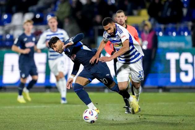 v li Nader Jindaoui El Jindaoui, TSG II, 30 , Jesse Tugbenyo MSV, 33 , duel, duel scene, duel, tackle, tackling, dynamics, action, action, 21 11 2025, Sinsheim Germany , Football, 3 Liga, TSG 1899 Hoffenheim II MSV Duisburg, DFB DFL REGULATIONS PROHIBIT ANY USE OF PHOTOGRAPHS AS IMAGE SEQUENCES AND OR QUASI VIDEO xozx