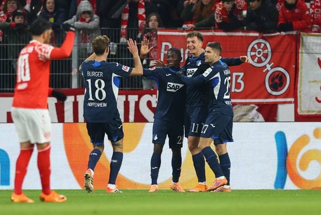 21 11 2025, Soccer Bundesliga, 1 FSV Mainz 05 TSG 1899 Hoffenheim, emonline, emspor, v l , Goal celebration, celebrate the goal DFL DFB REGULATIONS PROHIBIT ANY USE OF PHOTOGRAPHS AS IMAGE SEQUENCES AND OR QUASI VIDEO xdcx Copyright: HMBxMedia Claus