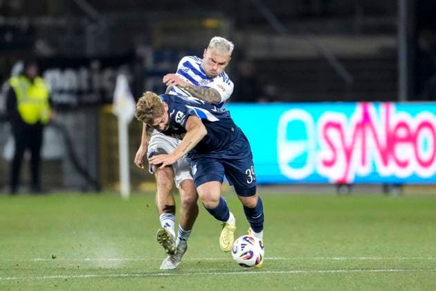 v li Maximilian Dittgen MSV, 11 , Florian Bähr TSG II, 39 , duel, duel, tackle, tackling, dynamics, action, action, 21 11 2025, Sinsheim Germany , Football, 3 Liga, TSG 1899 Hoffenheim II MSV Duisburg, DFB DFL REGULATIONS PROHIBIT ANY USE OF PHOTOGRAPHS AS IMAGE SEQUENCES AND OR QUASI VIDEO xozx