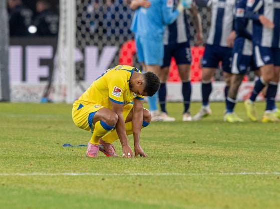Soccer, Men, Season 2025 2026, 2 Bundesliga 13 Matchday , Hertha BSC Eintracht Braunschweig, Leon Bell Bell Braunschweig , Disappointment after final whistle, 21 11 2025, Copyright: xSebastianxRäppold MatthiasxKochx