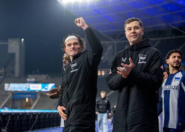 Fussball, Herren, Saison 2025 2026, 2. Bundesliga (13. Spieltag), Hertha BSC - Eintracht Braunschweig, v.l. Fabian Reese (Hertha BSC), Torhüter Tjark Ernst (Hertha BSC), Kevin Sessa (Hertha BSC), Jubel nach Abpfiff, 21.11. 2025, *** Soccer, Men, Season 2025 2026, 2 Bundesliga 13 Matchday , Hertha BSC Eintracht Braunschweig, f l Fabian Reese Hertha BSC , Goalkeeper Tjark Ernst Hertha BSC , Kevin Sessa Hertha BSC , Cheering after the final whistle, 21 11 2025, Copyright: xSebastianxRäppold MatthiasxKochx