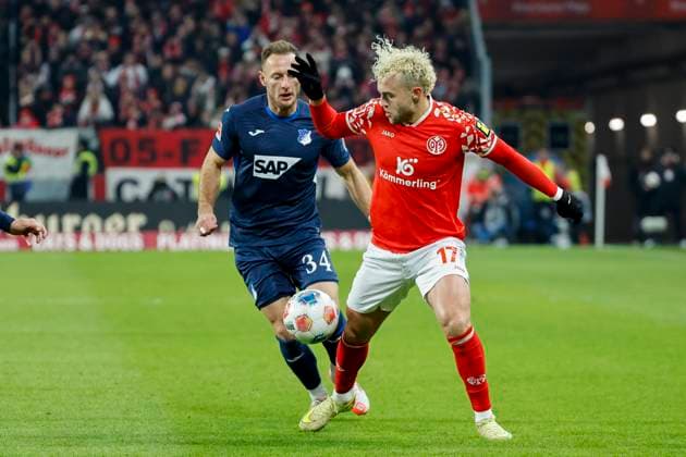 Vladimir Coufal TSG Hoffenheim, 34 and Benedict Hollerbach 1 FSV Mainz, 17 in duel , Germany, Soccer, 1 Bundesliga, Matchday 11, 2025 2026, 1 FSV Mainz vs TSG 1899 Hoffenheim, 21 11 2025, Mewa Arena, Mainz, Germany Mainz Mewa Arena Rheinland Pfalz Germany Copyright: xGrantxHubbsx