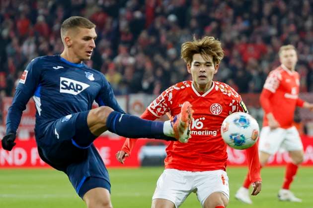 Grischa Prömel, Promel TSG Hoffenheim, 06 and Kaishu Sano 1 FSV Mainz, 06 in duel , Germany, Soccer, 1 Bundesliga, Matchday 11, 2025 2026, 1 FSV Mainz vs TSG 1899 Hoffenheim, 21 11 2025, Mewa Arena, Mainz, Germany Mainz Mewa Arena Rheinland Pfalz Germany Copyright: xGrantxHubbsx