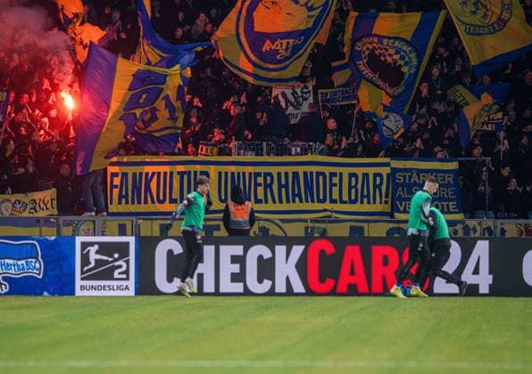 Soccer, Men, Season 2025 2026, 2 Bundesliga 13 Matchday , Hertha BSC Eintracht Braunschweig, Fans of Braunschweig ignite pyrotechnics, 21 11 2025, Copyright: xSebastianxRäppold MatthiasxKochx