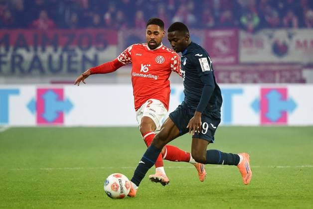 21 11 2025, xhbx, Soccer 1 Bundesliga, FSV Mainz 05 TSG Hoffenheim v l Philipp Mwene FSV Mainz 05 , Bazoumana Toure TSG 1899 Hoffenheim DFL DFB REGULATIONS PROHIBIT ANY USE OF PHOTOGRAPHS as IMAGE SEQUENCES and or QUASI VIDEO Mainz