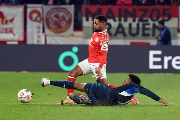 21 11 2025, xhbx, Soccer 1 Bundesliga, FSV Mainz 05 TSG Hoffenheim v l Philipp Mwene FSV Mainz 05 , Bernardo TSG 1899 Hoffenheim DFL DFB REGULATIONS PROHIBIT ANY USE OF PHOTOGRAPHS as IMAGE SEQUENCES and or QUASI VIDEO Mainz