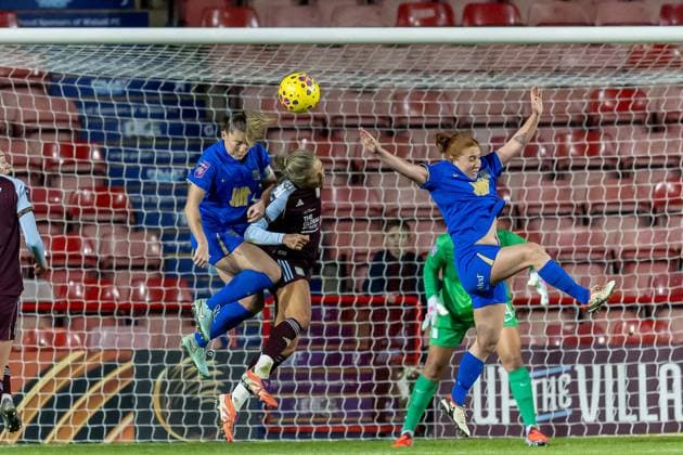 Aston Villa Women v Birmingham City Women Subway Women s League Cup 21 11 2025. Goal mouth header during the Subway Women s League Cup match between Aston Villa Women and Birmingham City Women at the Banks s Stadium, Walsall, England on 21 November 2025. Editorial use only DataCo restrictions apply See www.football-dataco.com , Copyright: xManjitxNarotrax PSI-23233-0024