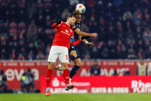 Silvan Dominic Widmer FSV Mainz 05 in header duel with Vladimir Coufal TSG Hoffenheim , FSV Mainz 05 vs TSG Hoffenheim, Football, 1 Bundesliga, Matchday 11, Season 2025 2026, 21 11 2025 DFB regulations prohibit any use of photographs as image sequences and or quasi video FSV Mainz 05 vs TSG Hoffenheim, Football, 1 Bundesliga, Matchday 11, Season 2025 2026, 21 11 2025 Copyright: xEibner-Pressefoto AlexanderxNeisx EP_ANS