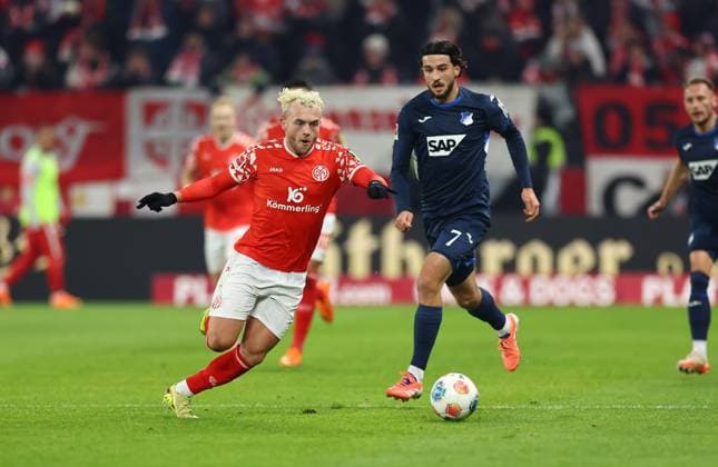 21 11 2025, Soccer Bundesliga, 1 FSV Mainz 05 TSG 1899 Hoffenheim, emonline, emspor, v l , Benedict Hollerbach FSV Mainz 05 , Leon Avdullahu TSG 1899 Hoffenheim DFL DFB REGULATIONS PROHIBIT ANY USE OF PHOTOGRAPHS AS IMAGE SEQUENCES AND OR QUASI VIDEO xdcx Copyright: HMBxMedia Claus