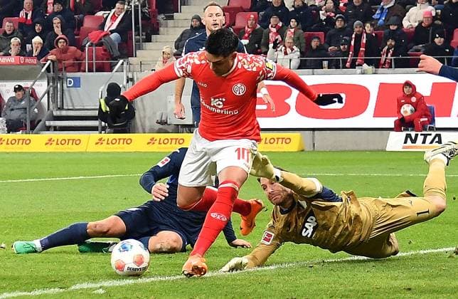 21 11 2025, xhbx, Soccer 1 Bundesliga, FSV Mainz 05 TSG Hoffenheim v l Nadiem Amiri FSV Mainz 05 , Oliver Baumann TSG 1899 Hoffenheim DFL DFB REGULATIONS PROHIBIT ANY USE OF PHOTOGRAPHS as IMAGE SEQUENCES and or QUASI VIDEO Mainz
