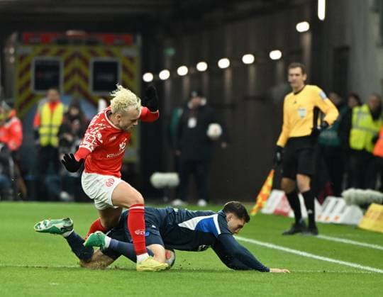 Soccer Bundesliga Season 2025 2026 Mewa Arena Mainz 21 11 2025 1 FSV Mainz 05 mz TSG Hoffenheim hof Benedikt HOLLERBACH 1 FSV Mainz 05 , above Robin HRANAC TSG 1899 Hoffenheim DFL REGULATIONS PROHIBIT ANY USE OF PHOTOGRAPHS AS IMAGE SEQUENCES AND OR QUASI VIDEO EDITORIAL USE ONLY NATIONAL AND INTERNATIONAL NEWS AGENCIES OUT Soccer Bundesliga 1 FSV Mainz 05