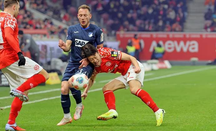 Mainz, Germany 21 November 2025 1 BL 2025 2026 FSV Mainz 05 vs TSG 1899 Hoffenheim In picture from left in duel Vladimir Coufal Hoffenheim vs Jae sung Lee Mainz DFL regulations prohibit any use of photographs as image sequences and or quasi video Mewa Arena Rheinland Pfalz Copyright: xFotostandx xRacochax