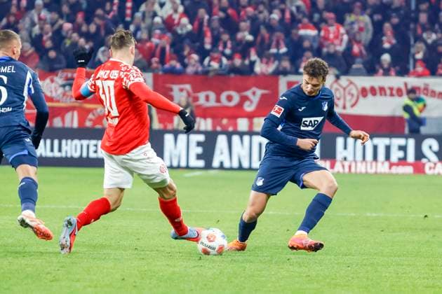 Silvan Widmer 1 FSV Mainz, 30 and Fisnik Asllani TSG Hoffenheim, 11 in duel , Germany, Football, 1 Bundesliga, 11 Matchday, 2025 2026, 1 FSV Mainz vs TSG 1899 Hoffenheim, 21 11 2025, Mewa Arena, Mainz, Germany Mainz Mewa Arena Rheinland Pfalz Germany Copyright: xGrantxHubbsx