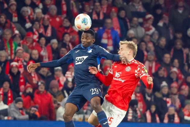 Bazoumana Toure TSG Hoffenheim, 29 and Lennard Maloney 1 FSV Mainz, 15 in header duel , Germany, Soccer, 1 Bundesliga, Matchday 11, 2025 2026, 1 FSV Mainz vs TSG 1899 Hoffenheim, 21 11 2025, Mewa Arena, Mainz, Germany Mainz Mewa Arena Rheinland Pfalz Germany Copyright: xGrantxHubbsx