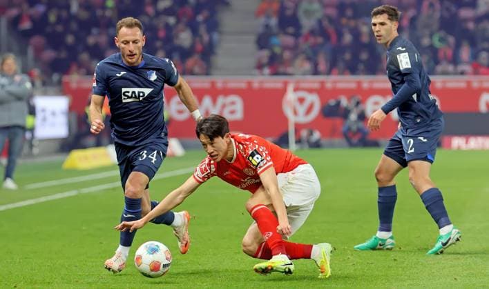 Mainz, Germany 21 November 2025 1 BL 2025 2026 FSV Mainz 05 vs TSG 1899 Hoffenheim In picture from left in duel Vladimir Coufal Hoffenheim vs Jae sung Lee Mainz DFL regulations prohibit any use of photographs as image sequences and or quasi video Mewa Arena Rheinland Pfalz Copyright: xFotostandx xRacochax